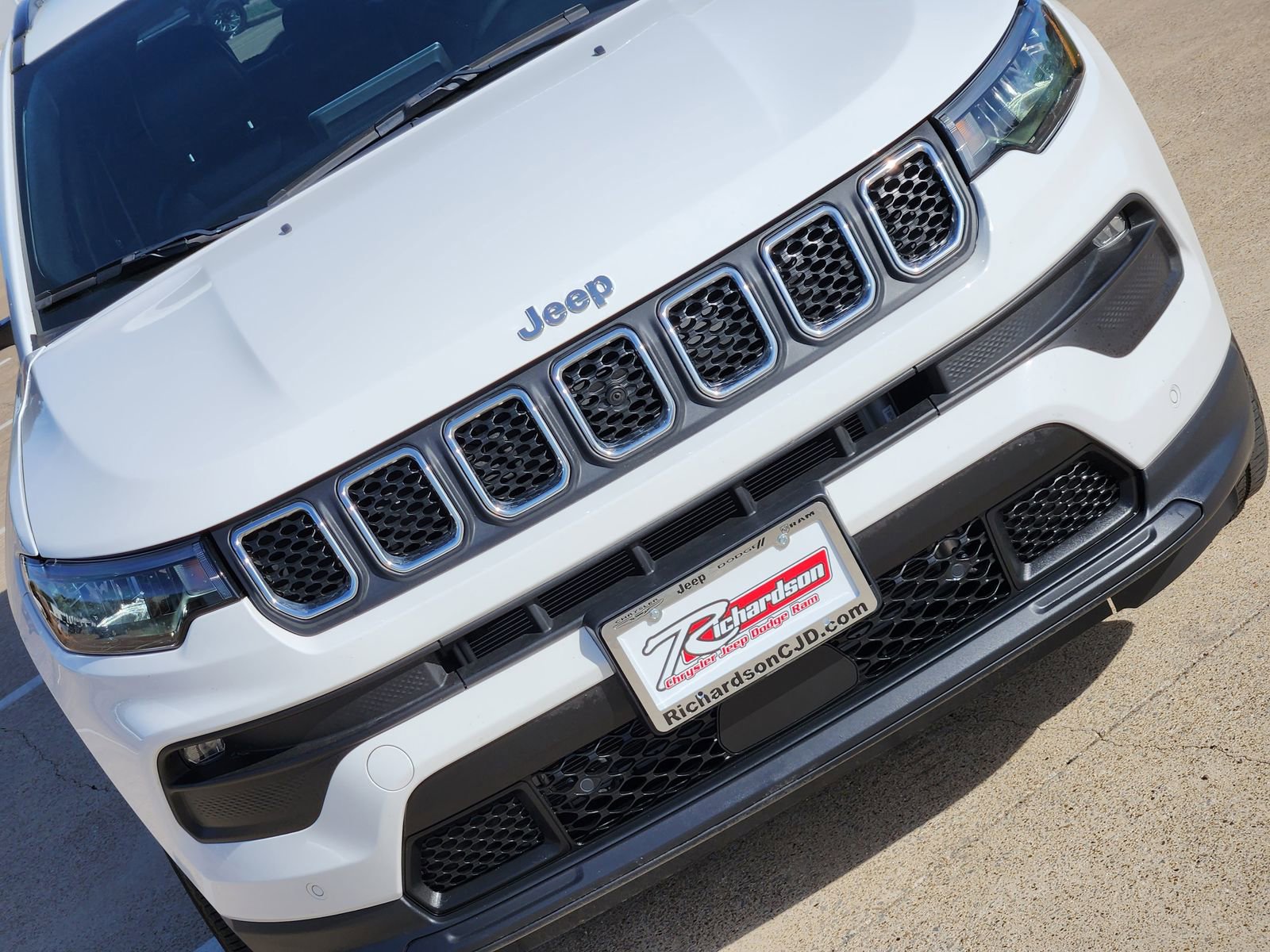 Used 2024 Jeep Compass Latitude w/ Sun and Sound Group image 14