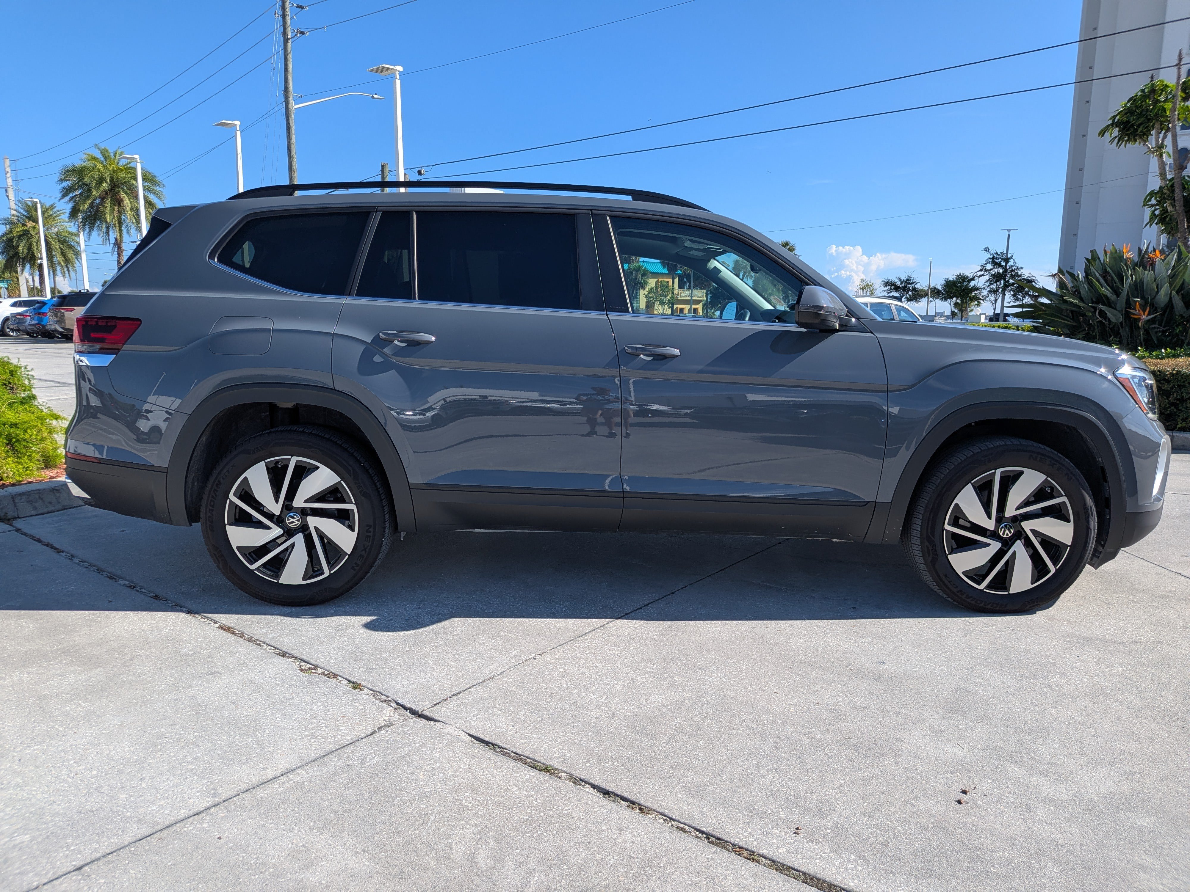 Used 2026 Volkswagen Atlas SE FWD image 2