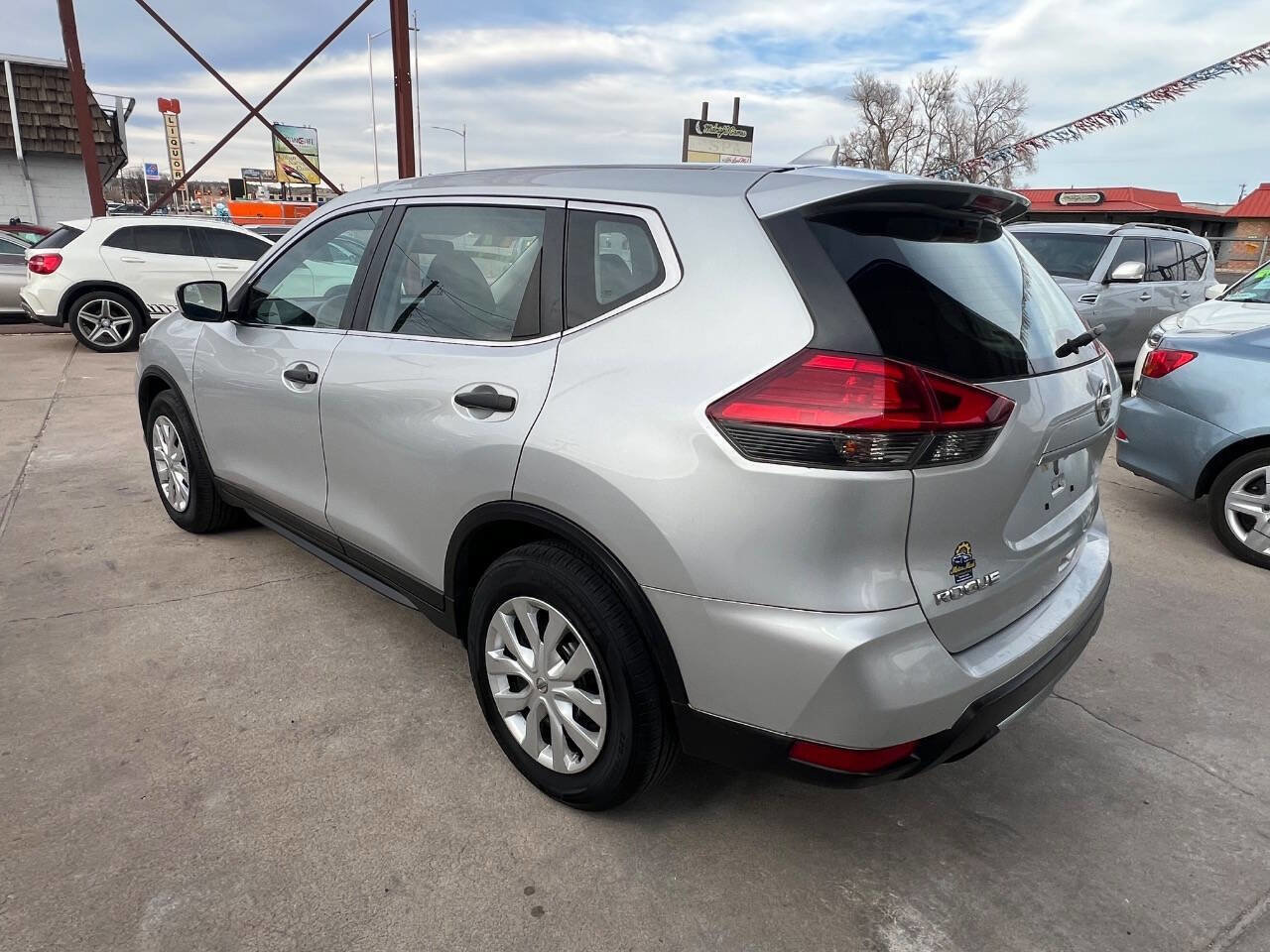 Used 2017 Nissan Rogue S FWD image 4