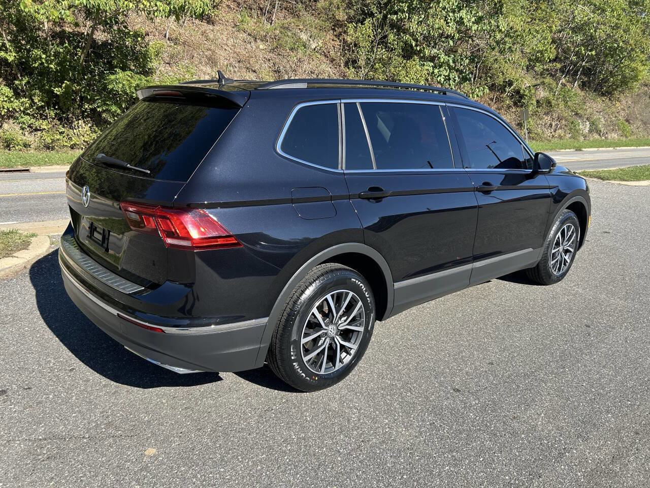 Used 2020 Volkswagen Tiguan SE w/ Panoramic Sunroof Package image 7