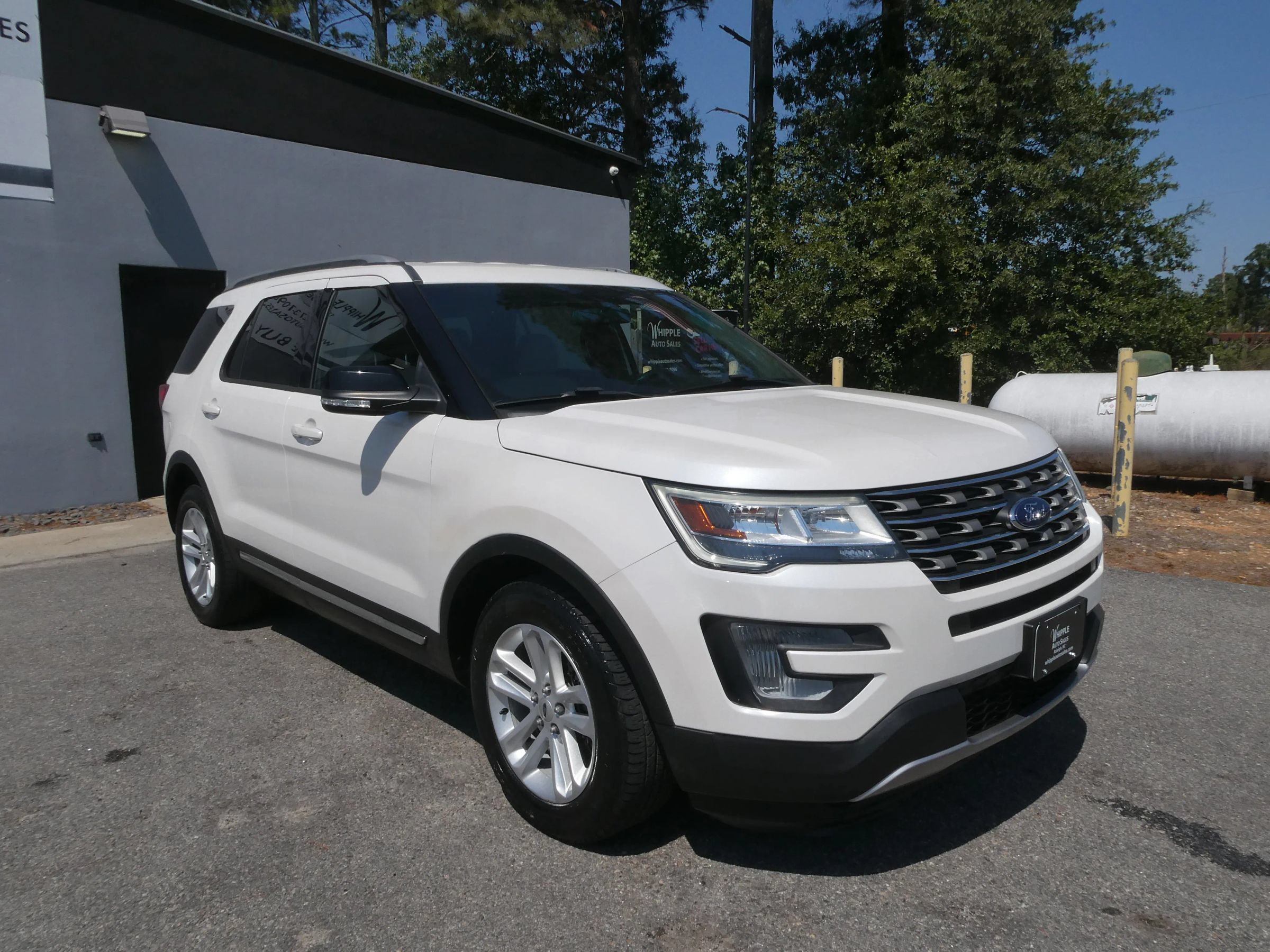 Used 2017 Ford Explorer XLT FWD image 3
