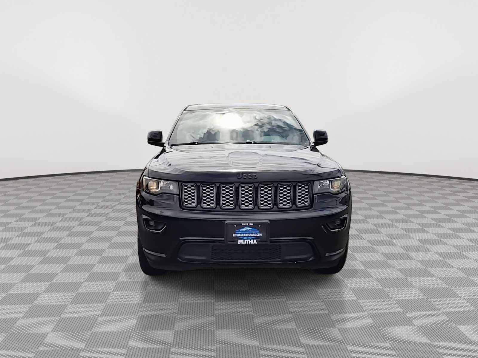 Used 2017 Jeep Grand Cherokee Altitude image 3