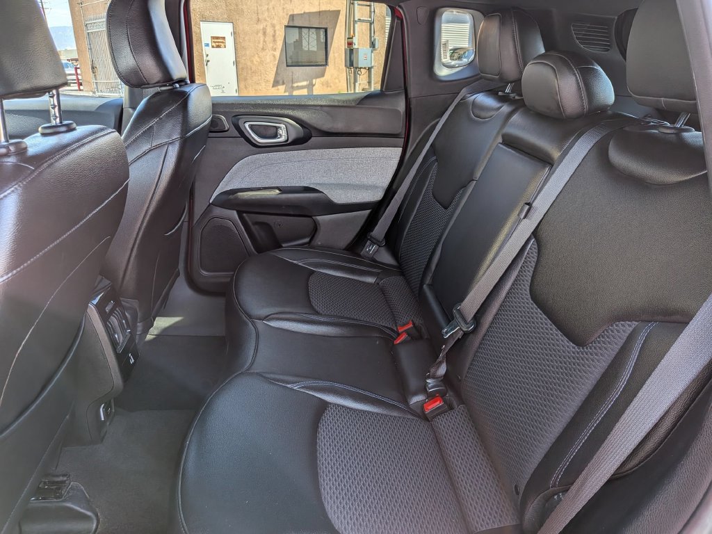 Used 2025 Jeep Compass Latitude w/ Sun & Sound Group AWD/4WD image 27