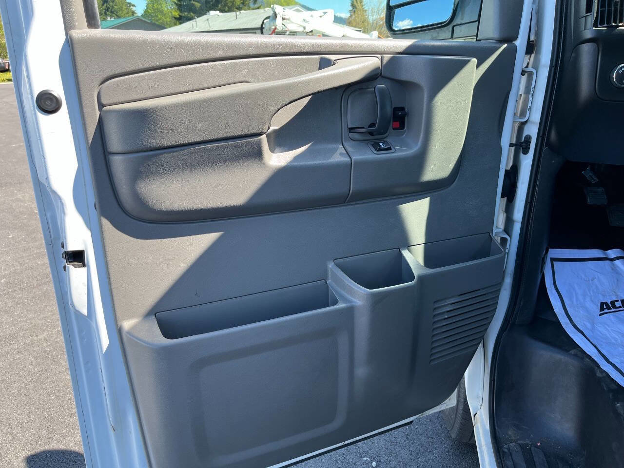 Used 2015 Chevrolet Express 2500 RWD image 9