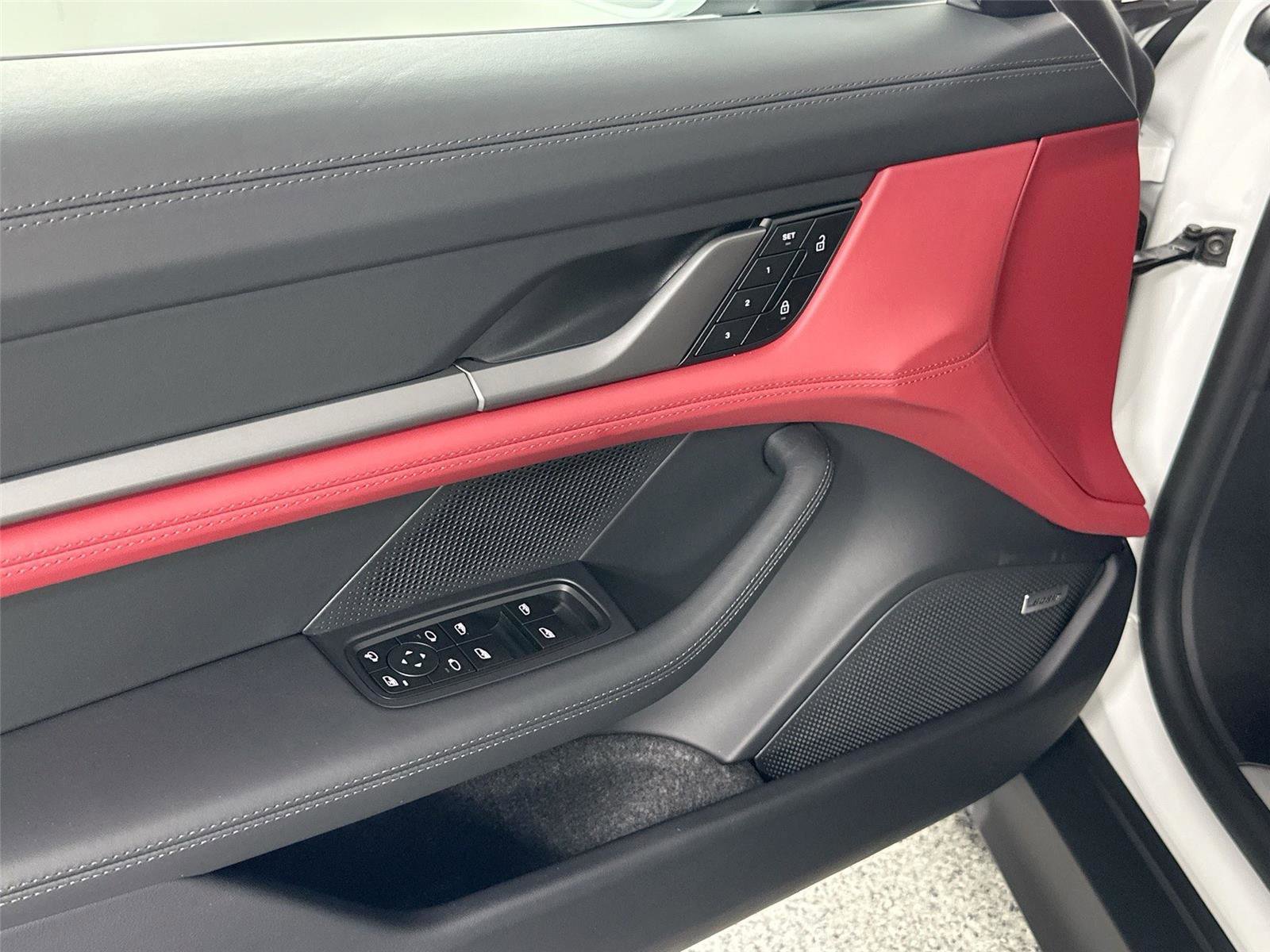 Certified 2025 Porsche Taycan AWD/4WD image 32