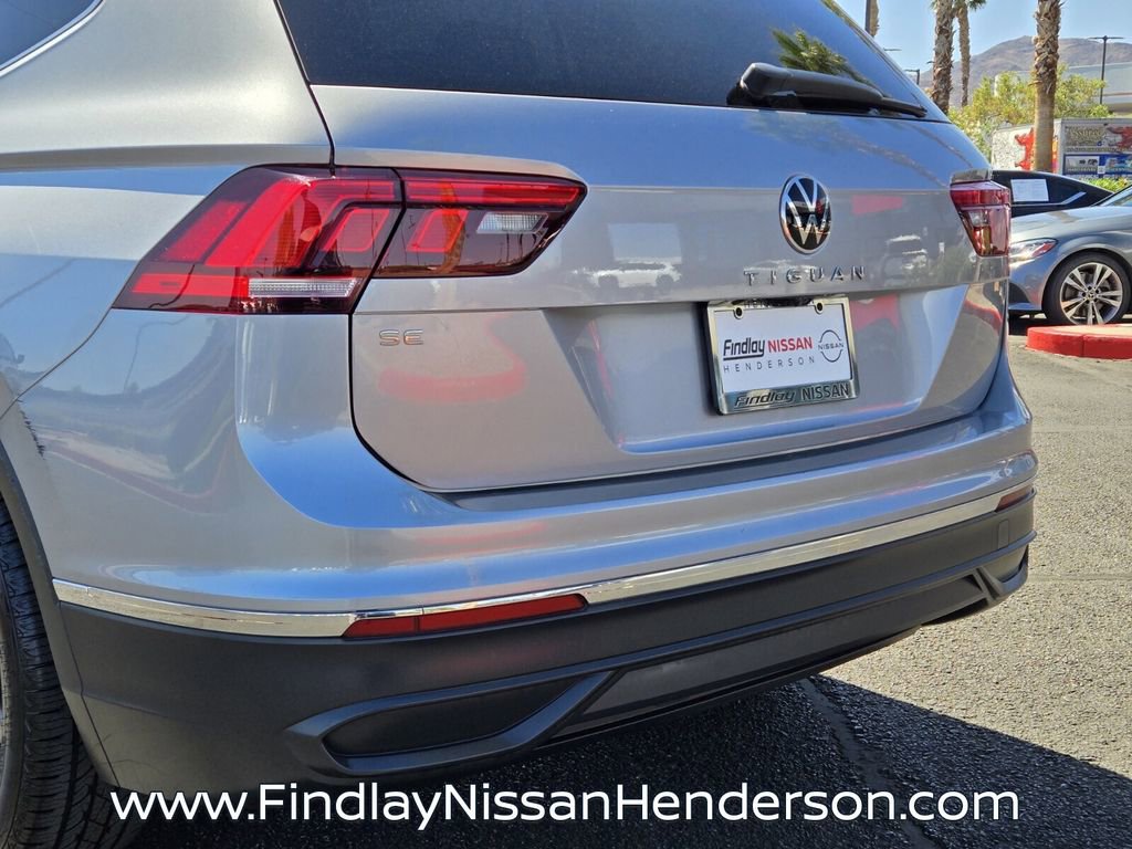 Used 2023 Volkswagen Tiguan SE w/ Panoramic Sunroof Package FWD image 5