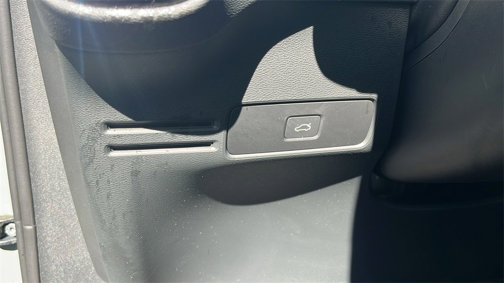 Certified 2025 Volvo XC40 B5 Plus image 15