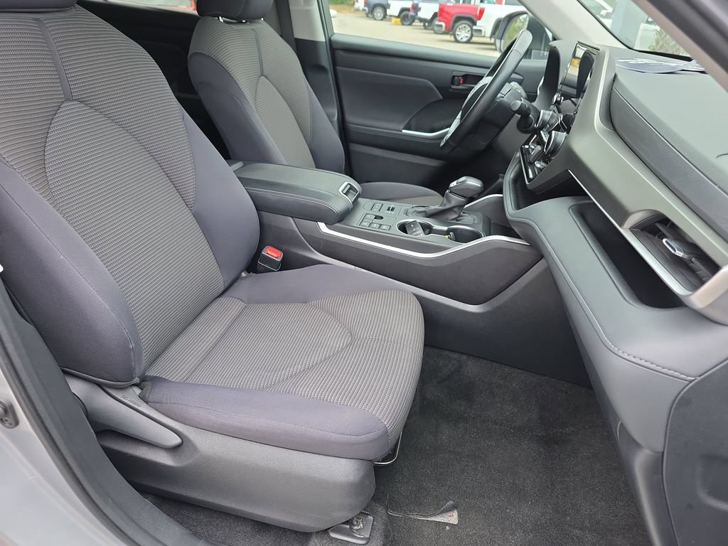 Used 2024 Toyota Highlander LE AWD/4WD image 37