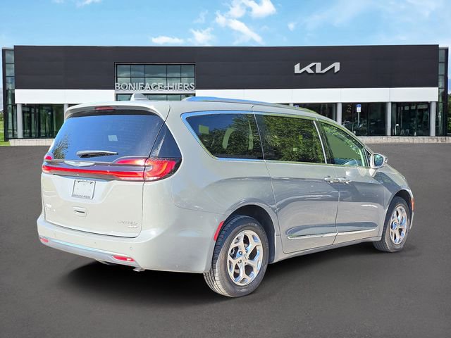 Used 2021 Chrysler Pacifica Limited AWD/4WD image 3