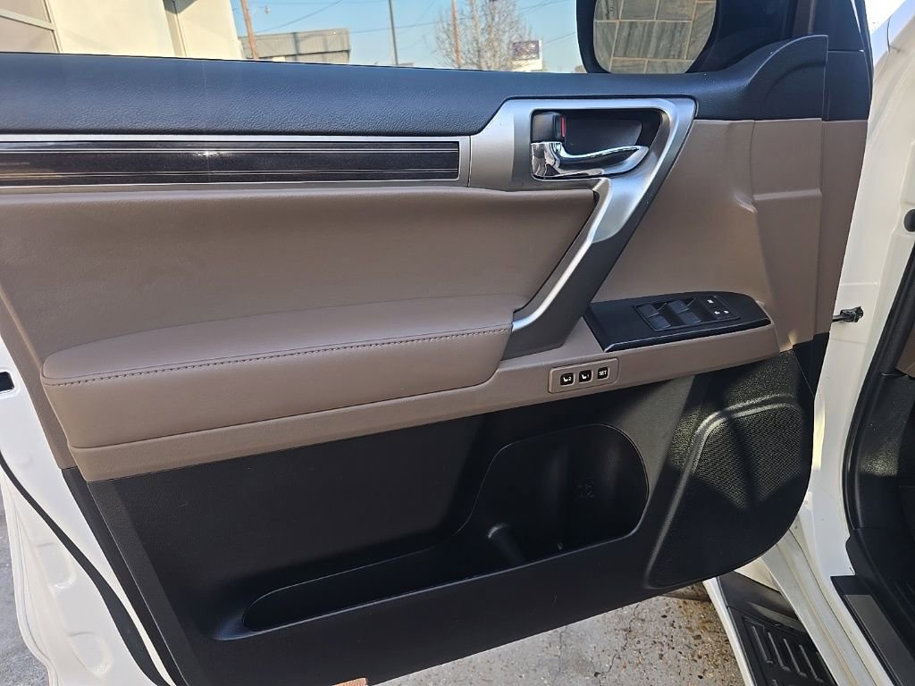 Used 2023 Lexus GX 460 Premium w/ Accessory Package image 40