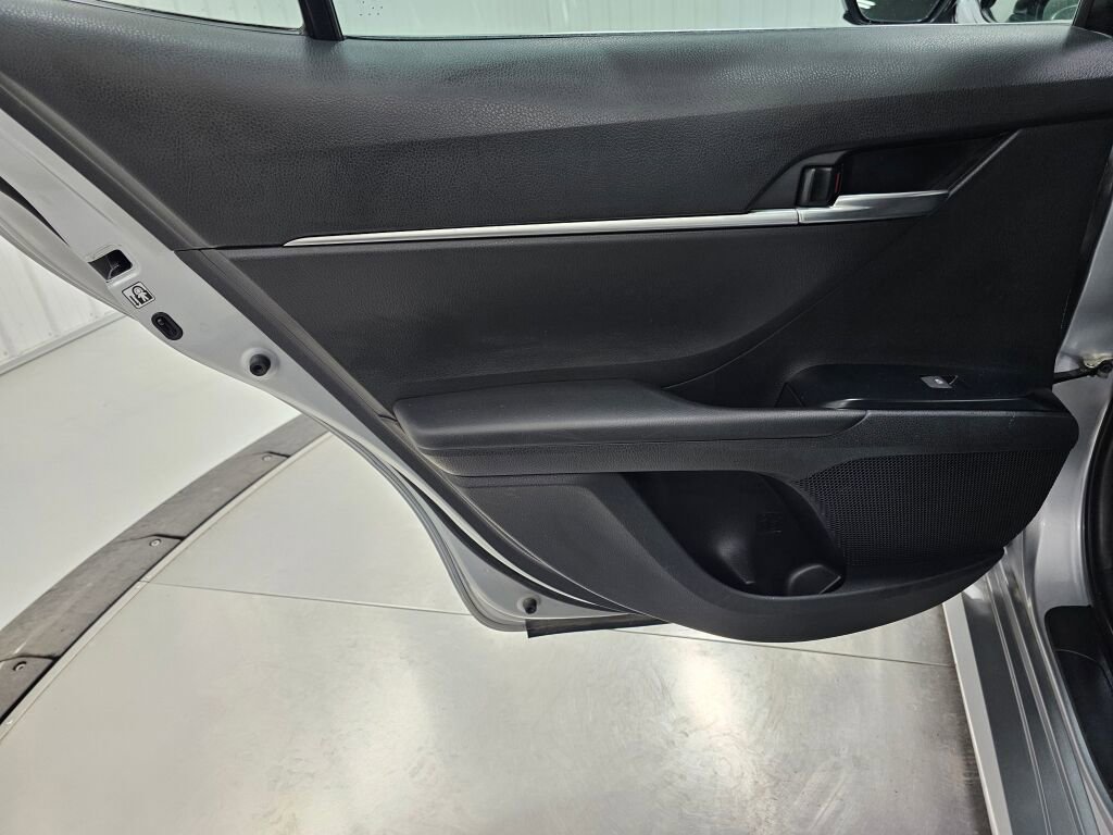 Used 2018 Toyota Camry LE image 33