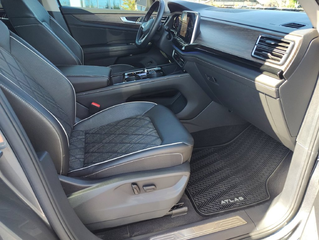 Used 2024 Volkswagen Atlas SEL Premium R-Line AWD/4WD image 35