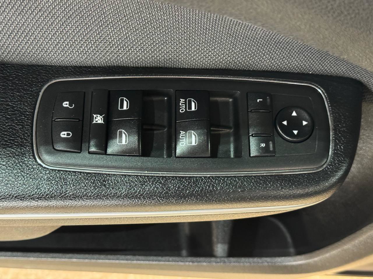 Used 2018 Dodge Charger SXT RWD image 19