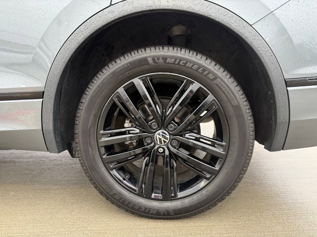 Used 2022 Volkswagen Tiguan SE R-Line image 11