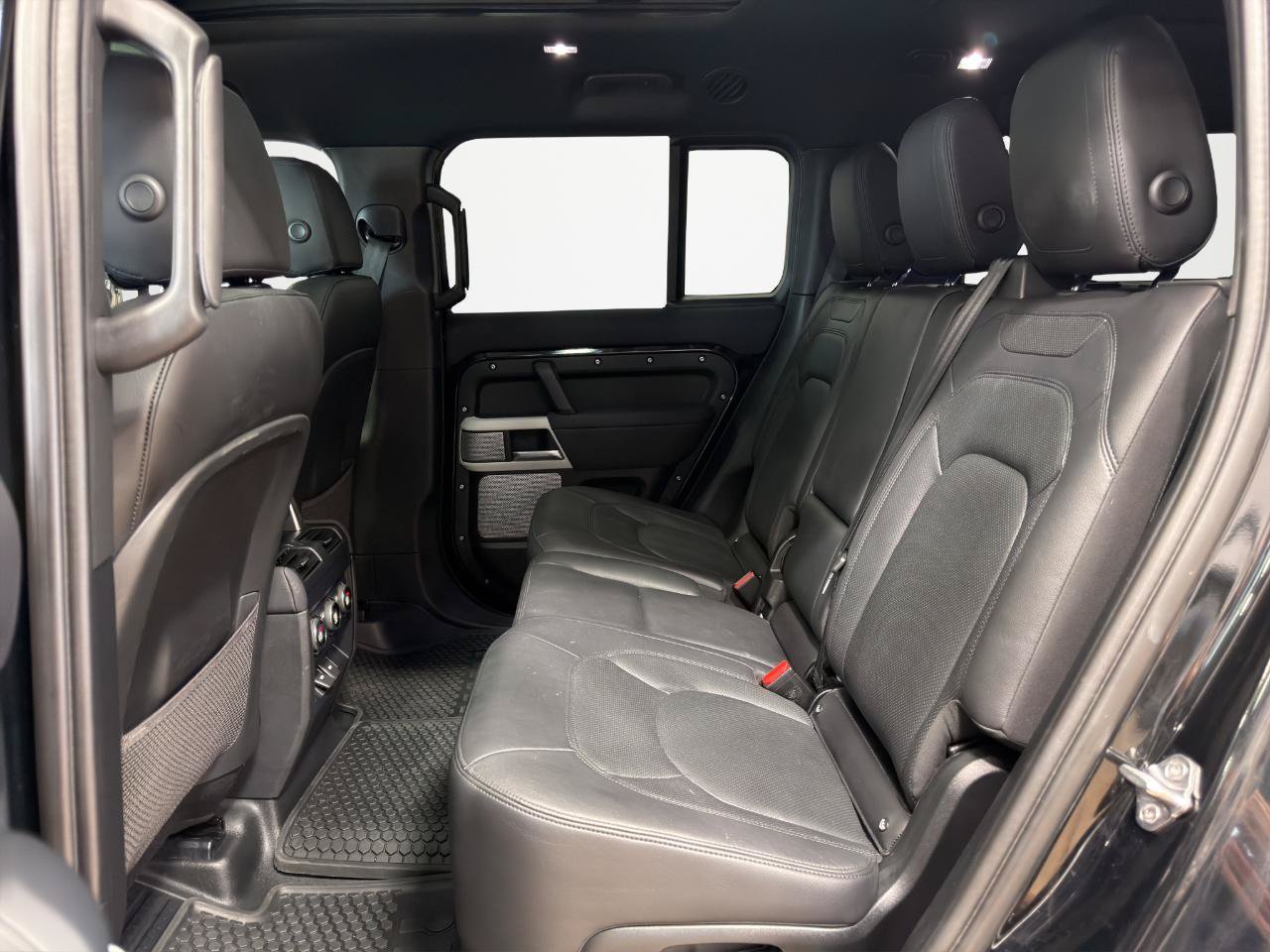 Used 2023 Land Rover Defender 130 SE AWD/4WD image 25