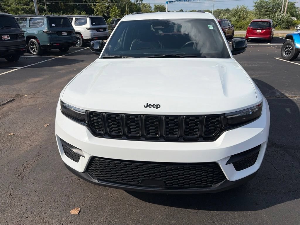 Used 2025 Jeep Grand Cherokee Altitude AWD/4WD image 3