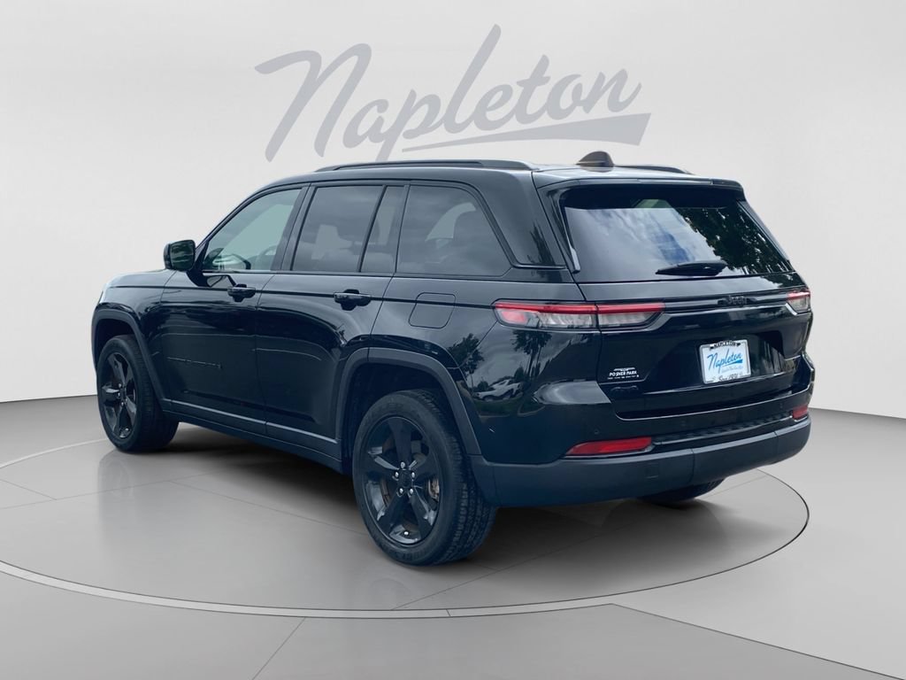Used 2023 Jeep Grand Cherokee Altitude AWD/4WD image 3