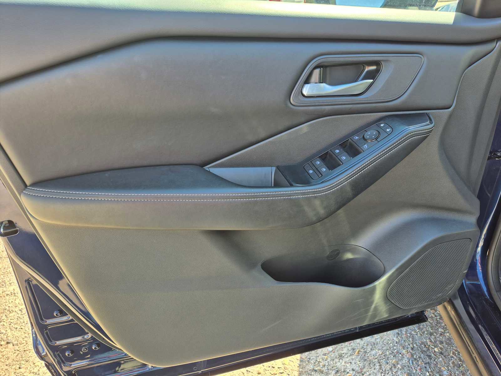 Used 2025 Nissan Rogue SV image 13