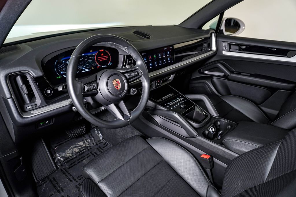 Certified 2025 Porsche Cayenne AWD/4WD image 4