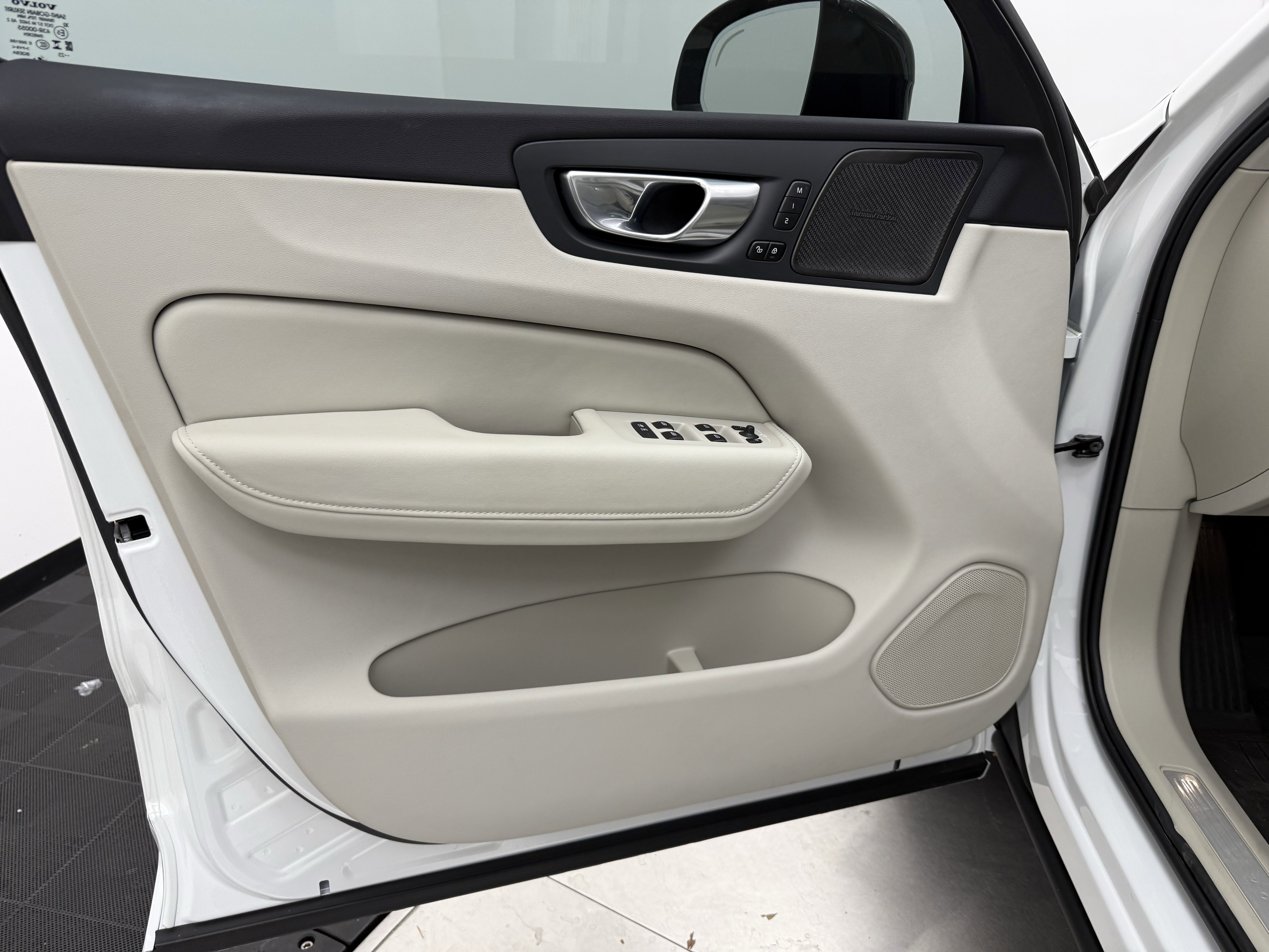 Certified 2024 Volvo XC60 B5 Ultimate w/ Protection Package Premier image 10