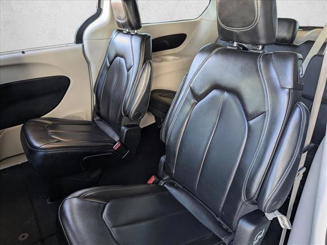 Used 2023 Chrysler Pacifica Touring-L image 17