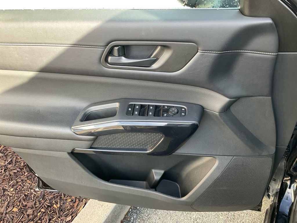 Used 2024 Nissan Pathfinder SV image 11