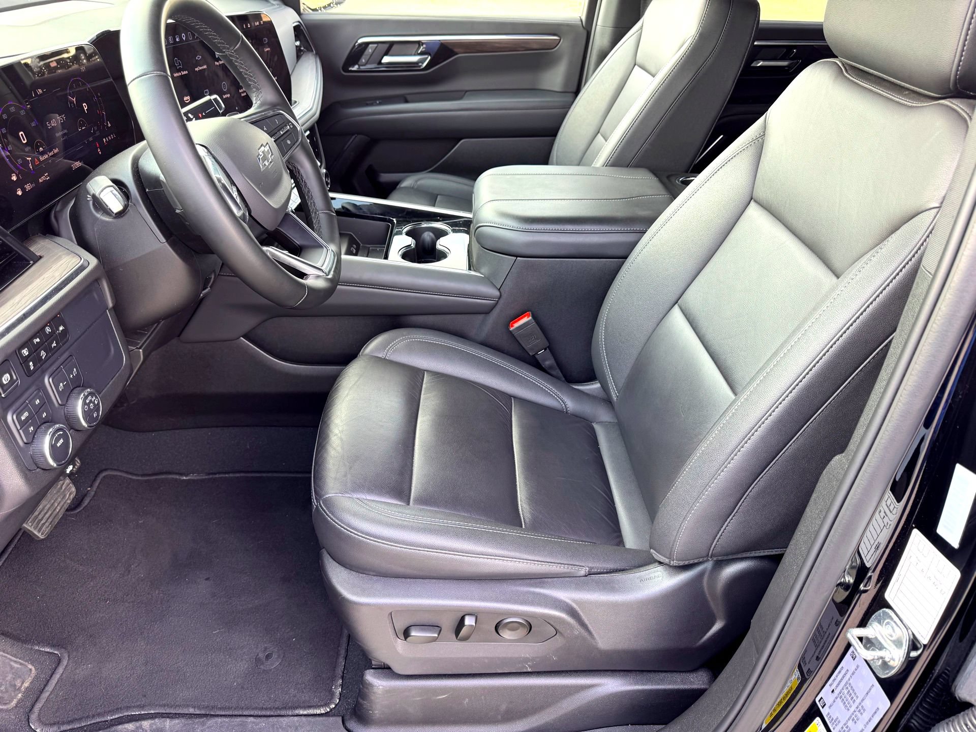 Used 2025 Chevrolet Suburban Z71 AWD/4WD image 13