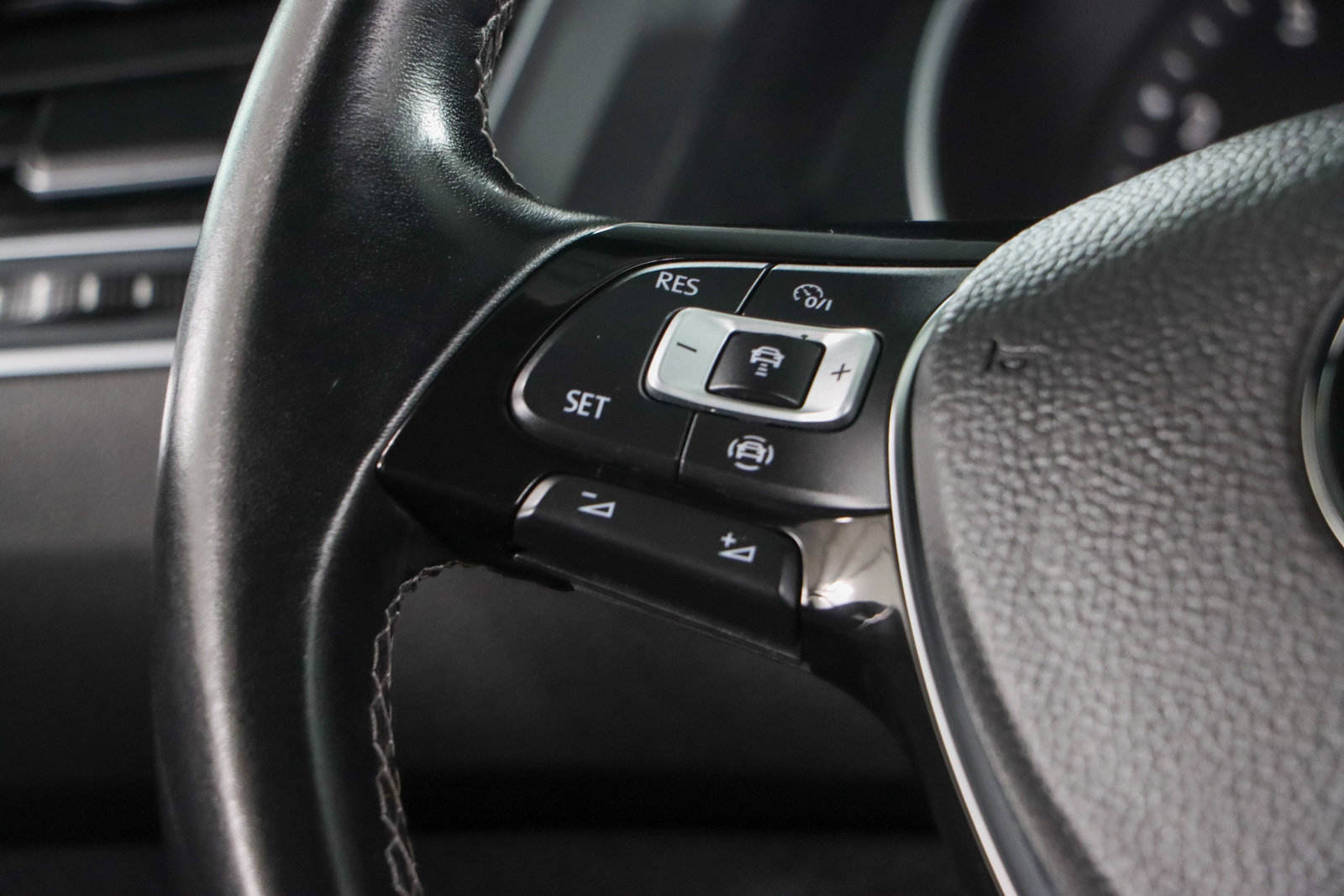 Used 2021 Volkswagen Tiguan SE R-Line image 13