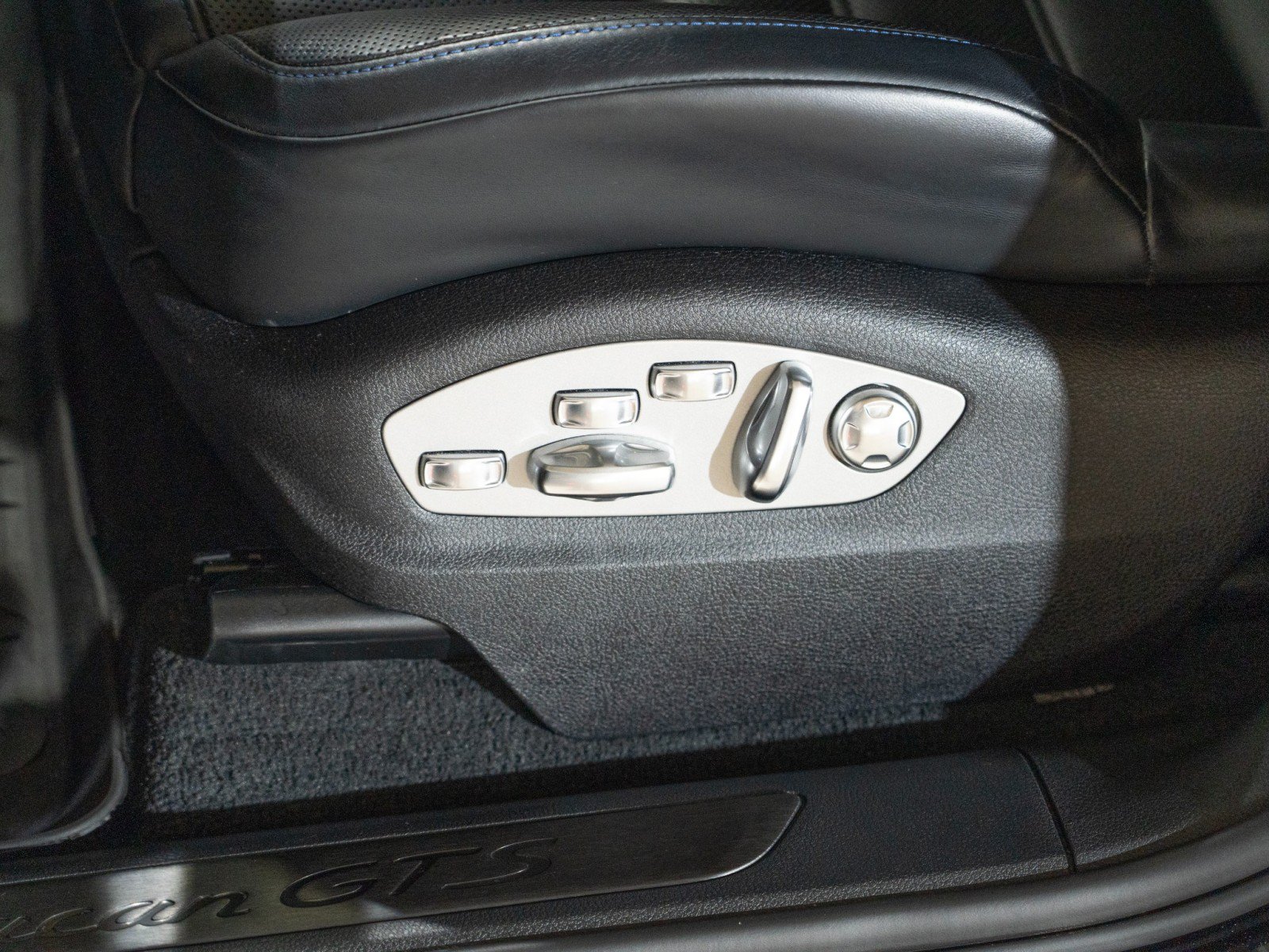 Certified 2024 Porsche Macan GTS AWD/4WD image 13