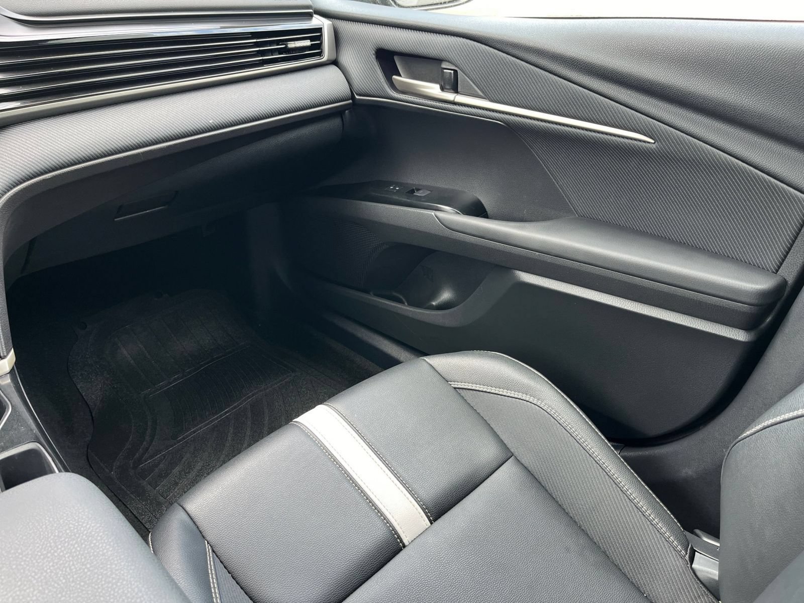 Used 2025 Toyota Camry SE FWD image 40
