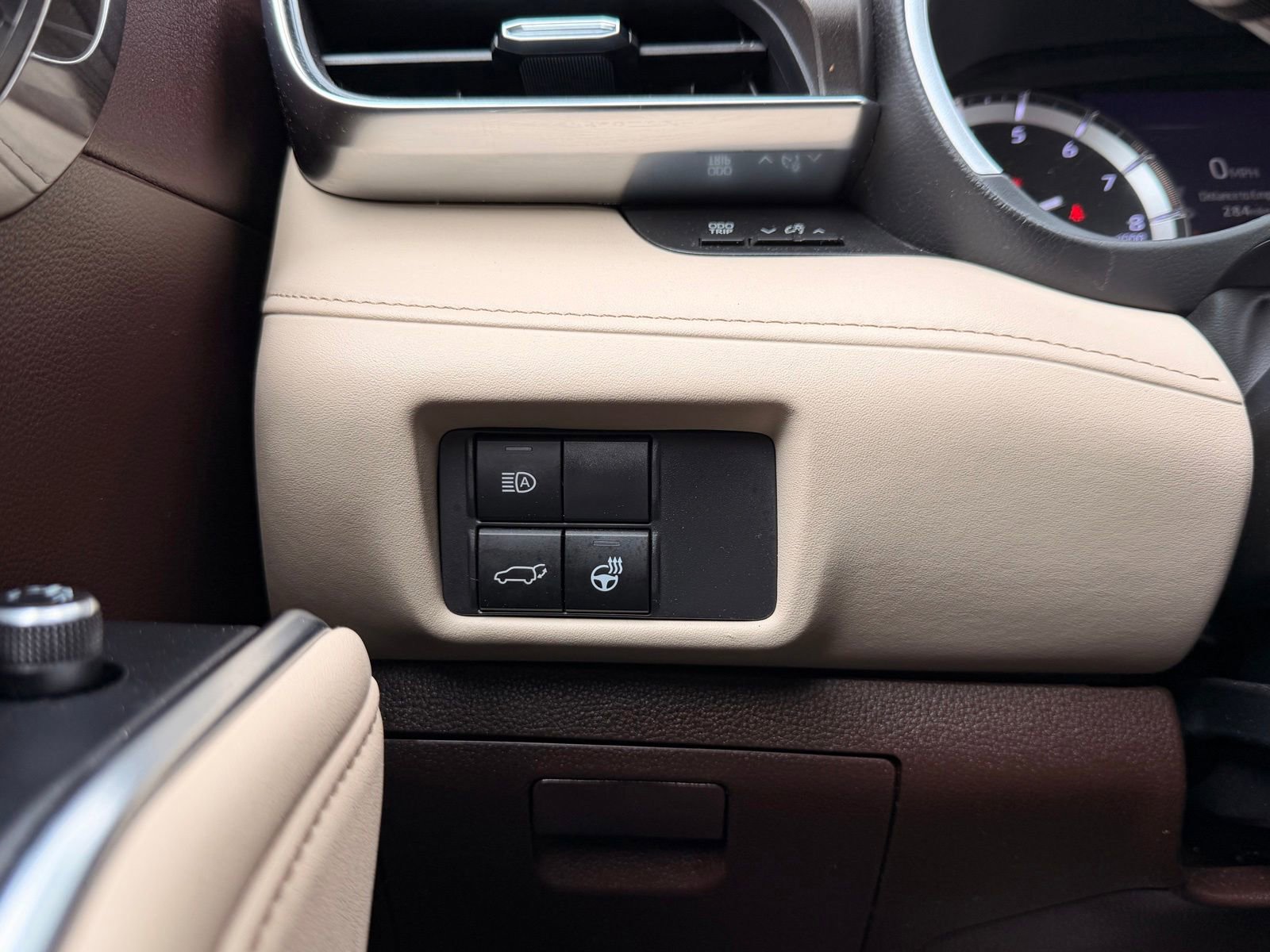 Used 2022 Toyota Highlander Limited FWD image 25
