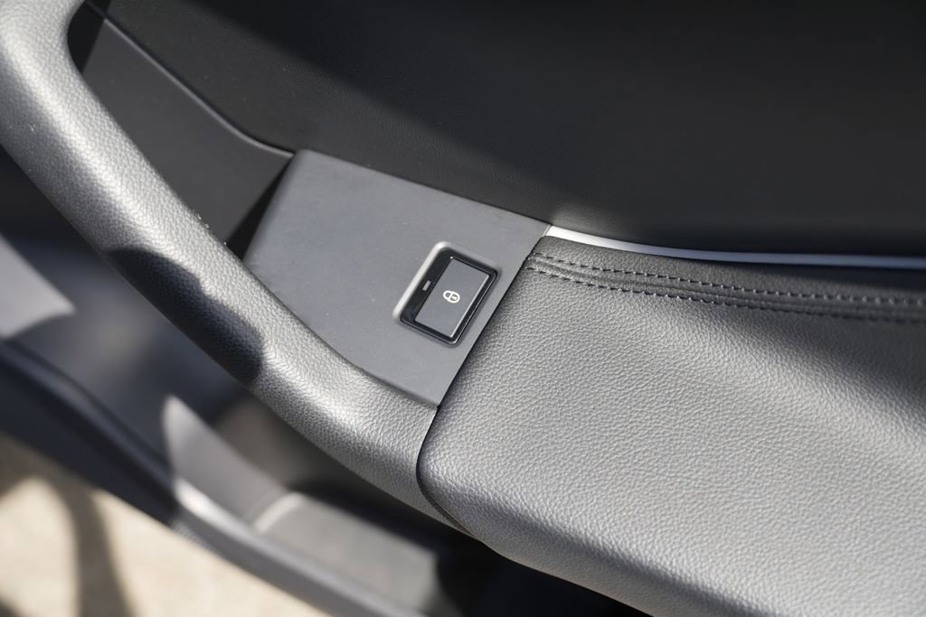 Used 2019 Jaguar F-PACE Premium image 37