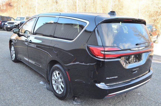 Used 2024 Chrysler Pacifica Touring-L image 6