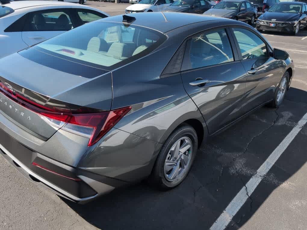 New 2026 Hyundai Elantra SE FWD image 17