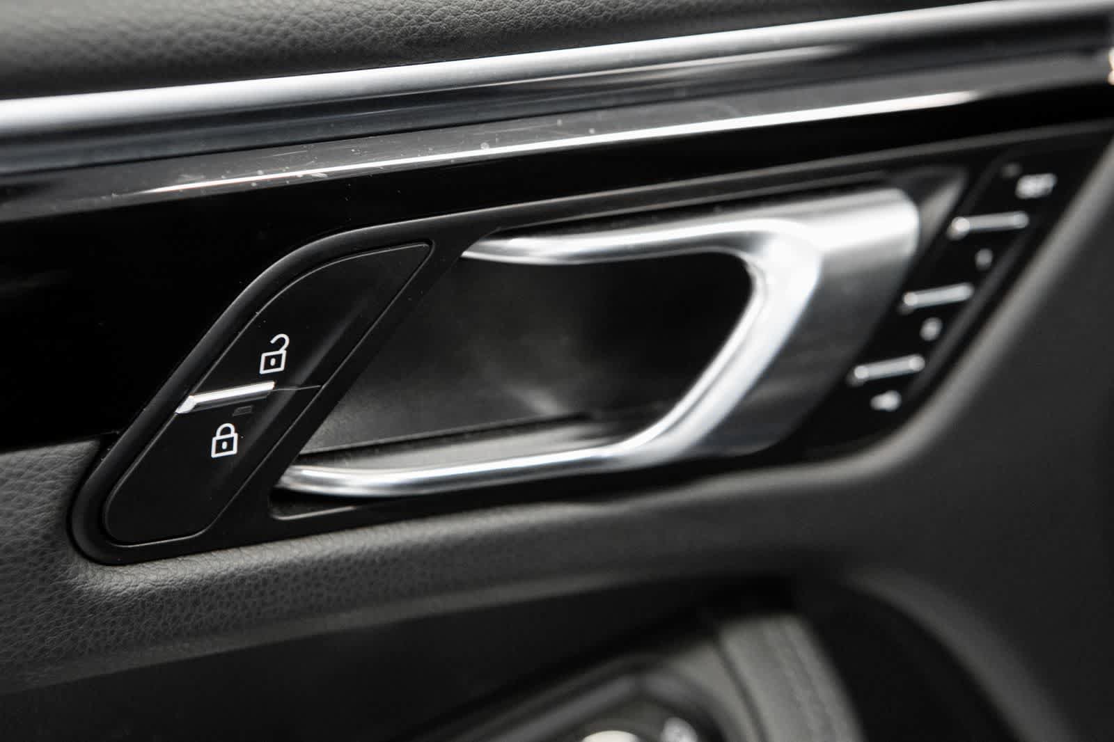 Certified 2023 Porsche Macan AWD/4WD image 21