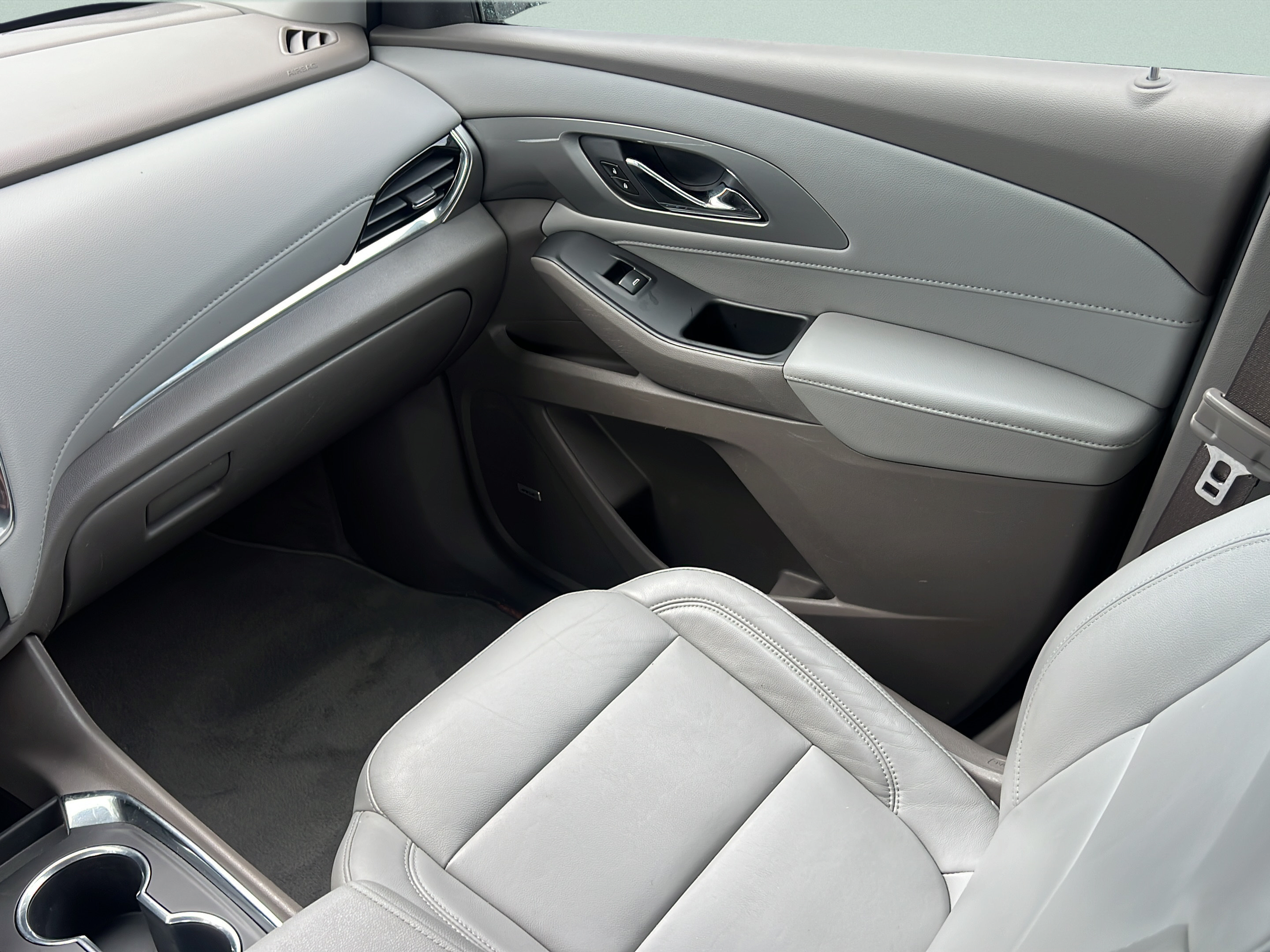 Used 2020 Chevrolet Traverse LT w/ LT Premium Package FWD image 11