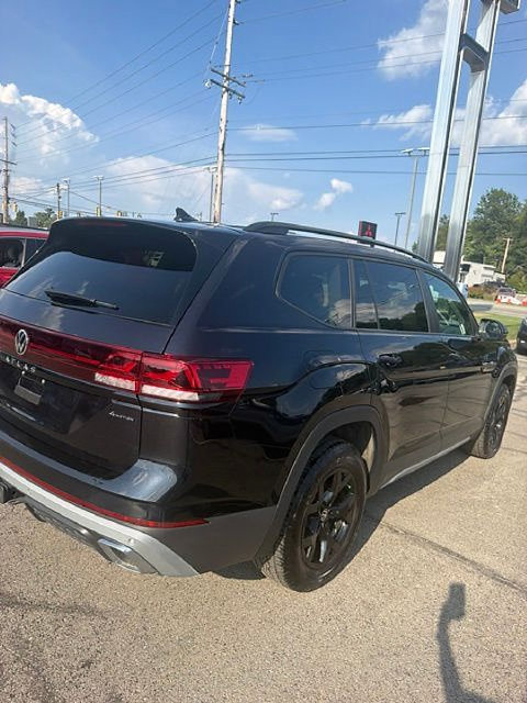 Used 2025 Volkswagen Atlas Peak Edition SE AWD/4WD image 7
