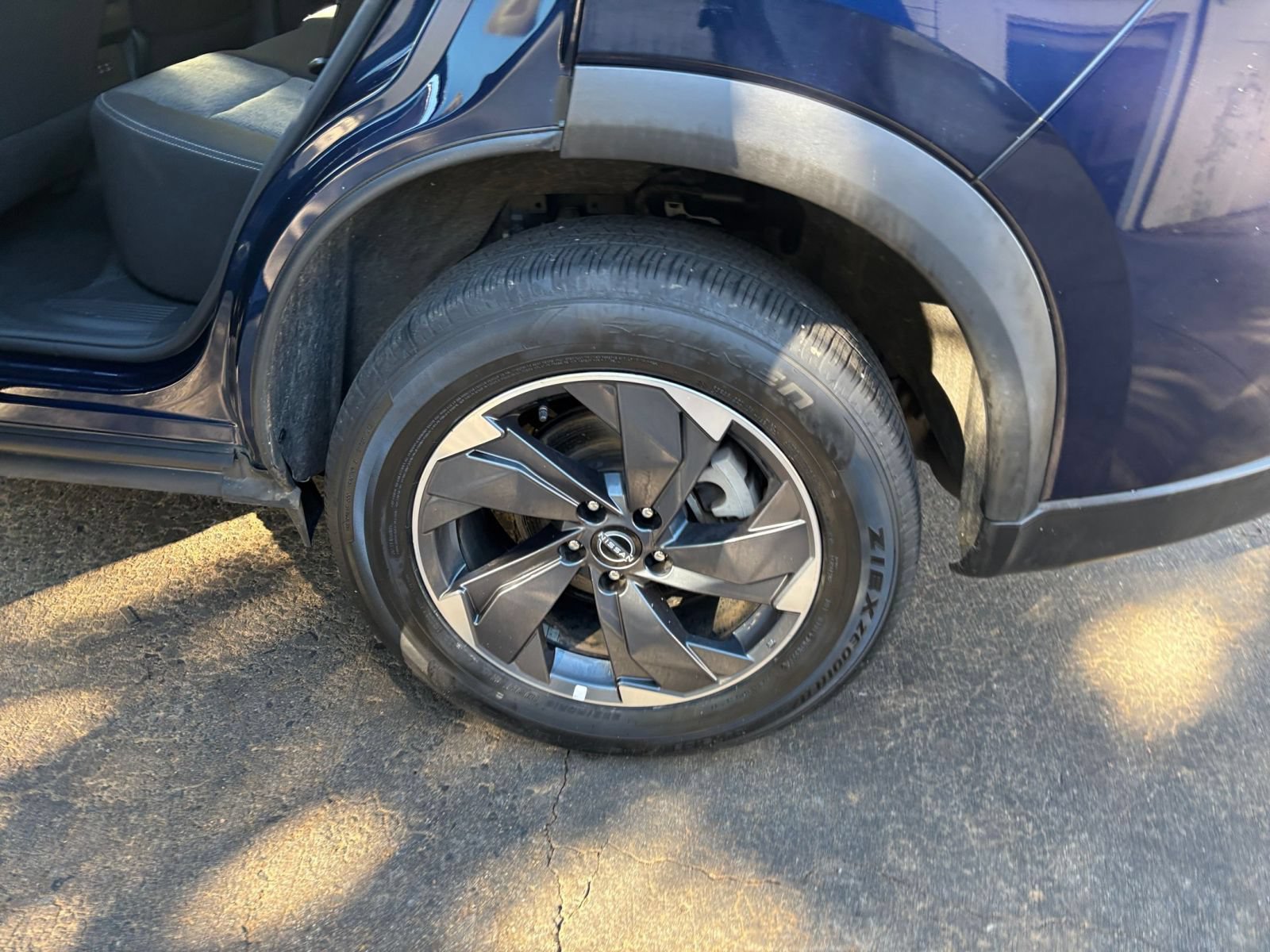 Used 2025 Nissan Rogue SV FWD image 29