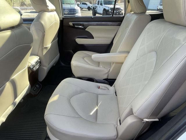 Used 2021 Toyota Highlander Platinum image 12
