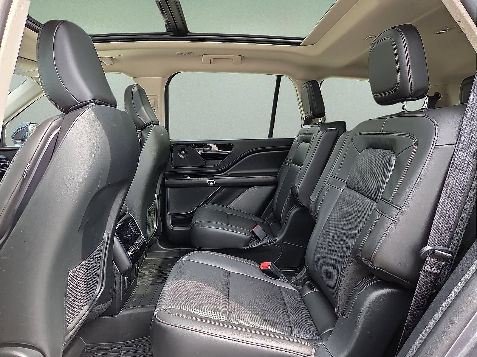 Used 2023 Lincoln Aviator Reserve w/ Elements Package Plus AWD/4WD image 11