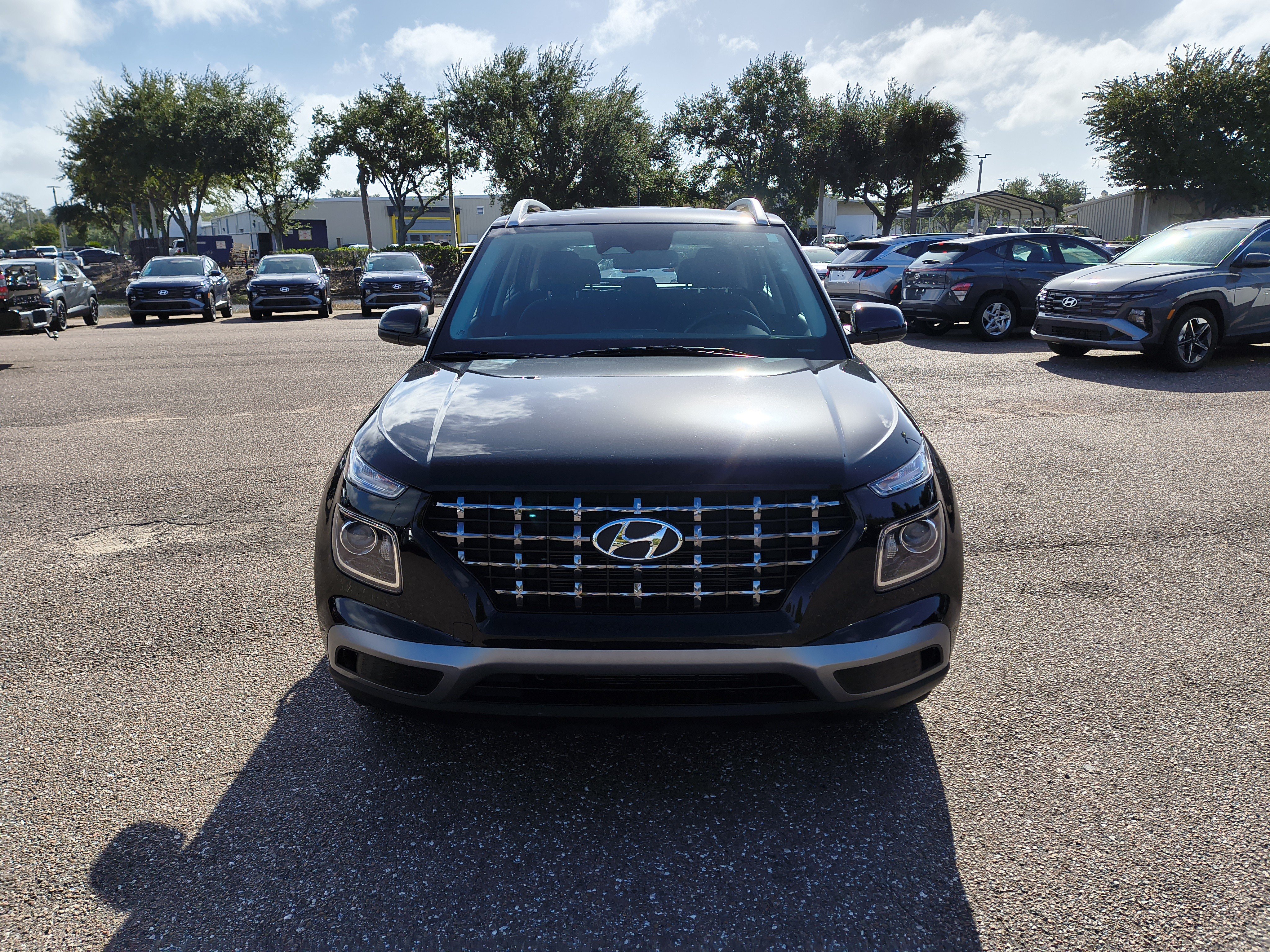 Used 2024 Hyundai Venue SEL FWD image 2