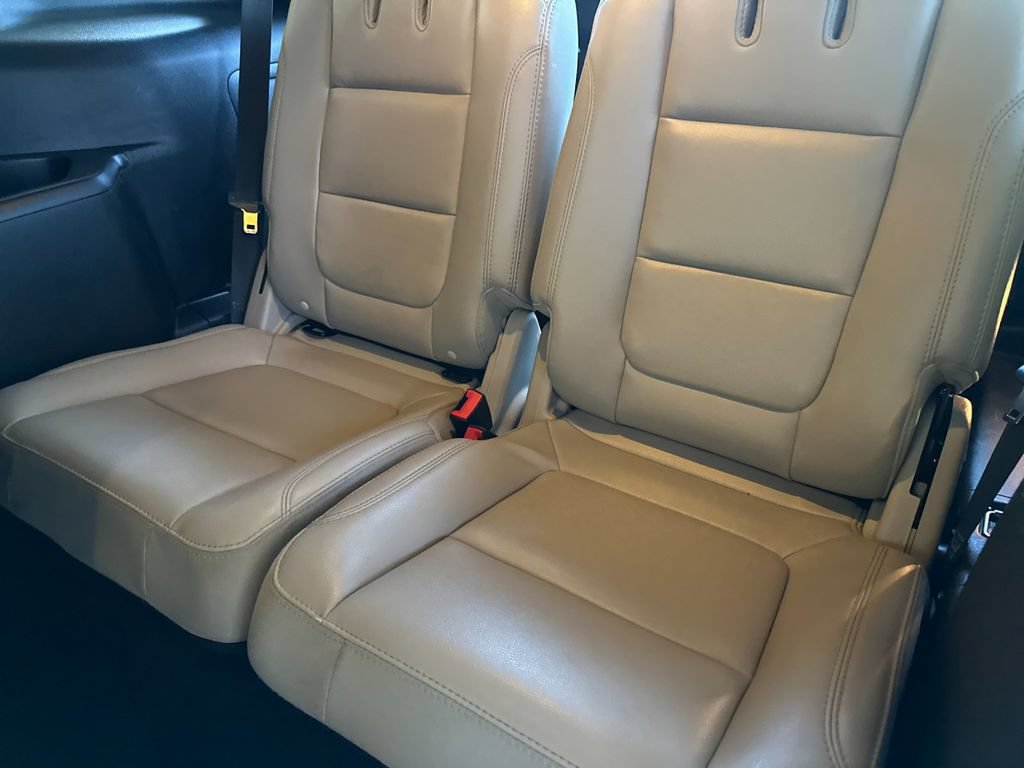 Used 2018 Ford Explorer XLT w/ Equipment Group 202A FWD image 14