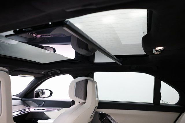 Used 2024 BMW 760i xDrive w/ Executive Package image 90