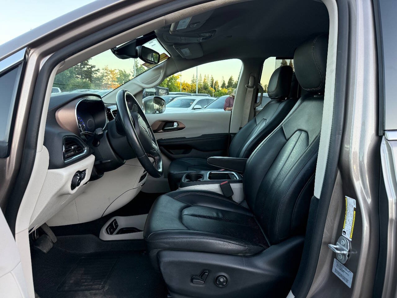 Used 2017 Chrysler Pacifica Touring-L Plus w/ Advanced Safetytec Group FWD image 10