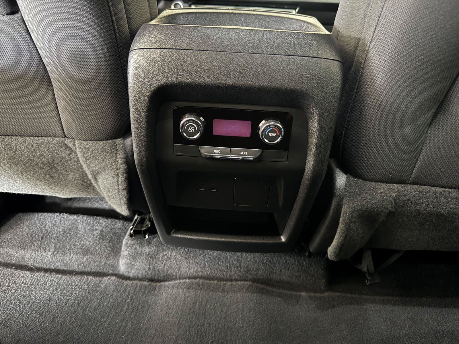 Used 2025 Chevrolet Traverse LT FWD image 34