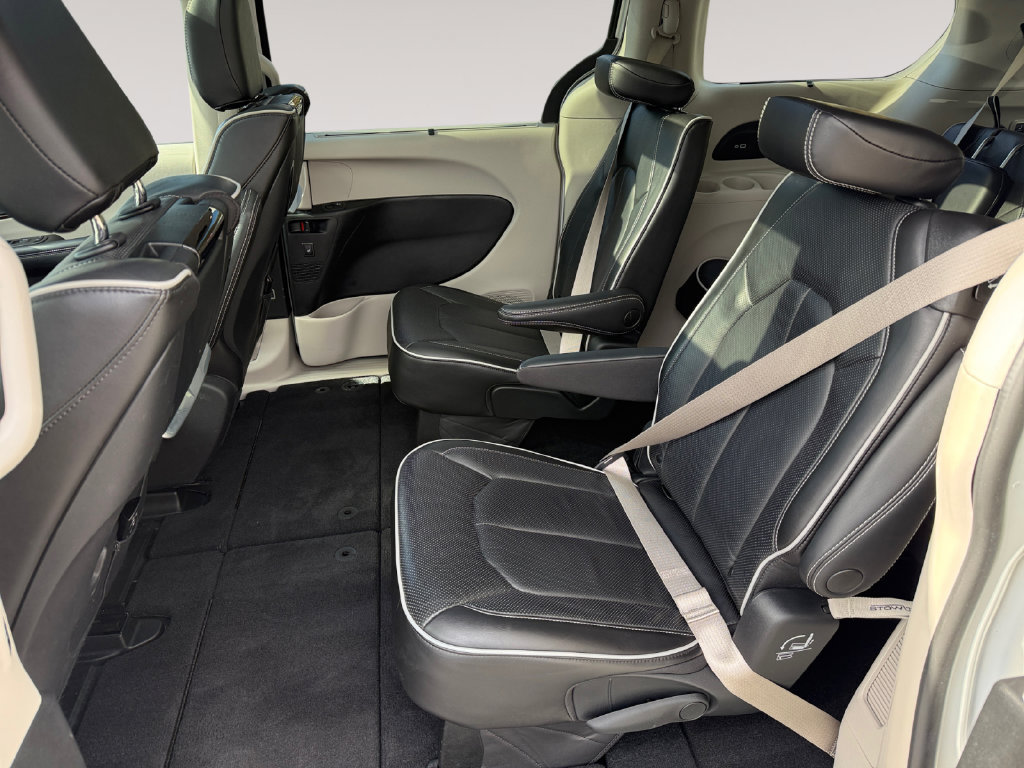 Used 2023 Chrysler Pacifica Limited w/ Uconnect Theater Family Group FWD image 13