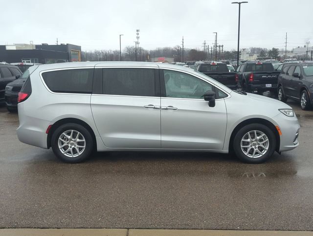 Used 2024 Chrysler Pacifica Touring-L image 2