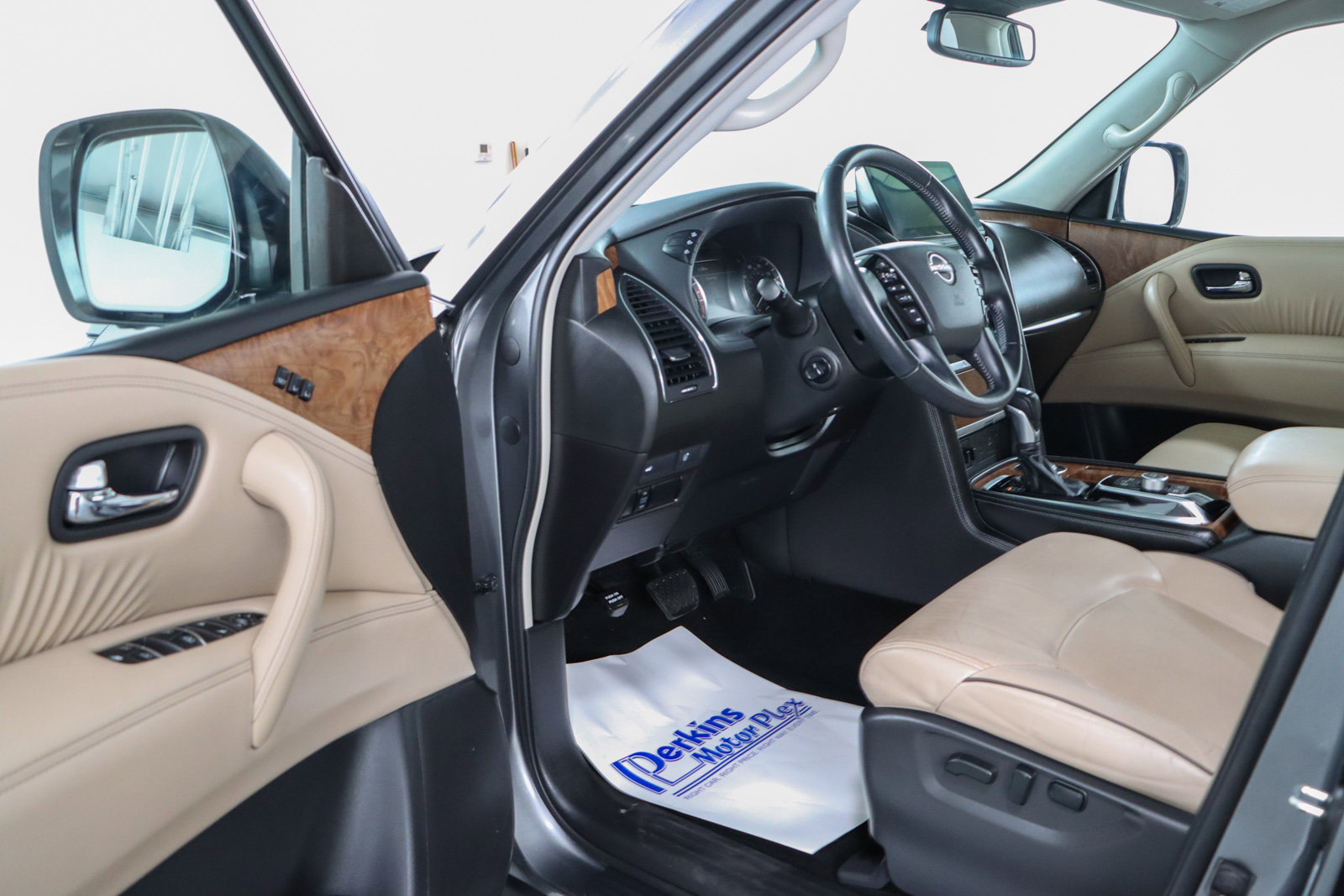 Used 2022 Nissan Armada SL w/ Captain's Chairs Package image 3