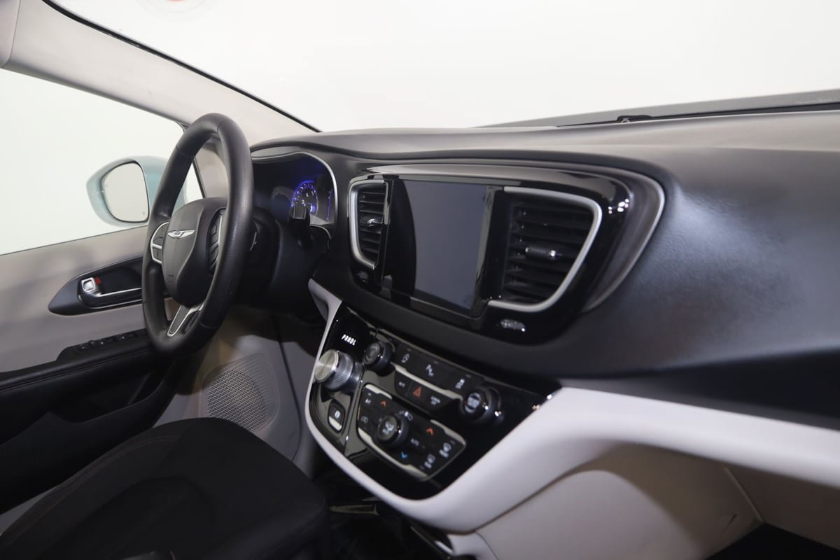 Used 2020 Chrysler Pacifica Touring FWD image 40