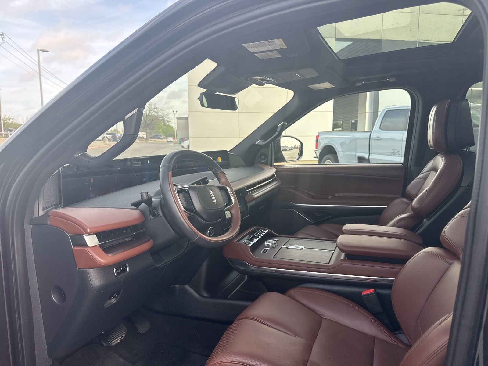 Used 2025 Lincoln Navigator Reserve image 9